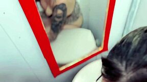 היא גררה אותי לשירותים ציבוריים באוניסקס לסקס פרוע