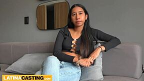 Καστανή Κοπέλα Κολεγίου Λατίνα Περιμένει Μεγάλο Πούτσο