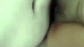 Morrita olizuje a prstí ptáka zralého muže