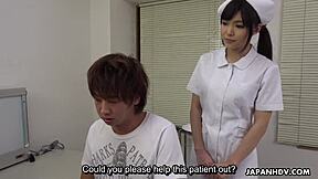 日本护士Shino Aoi在办公室处理病人的需求。