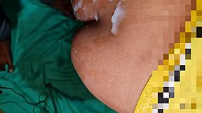 Indická žena v horúcej sári má prvýkrát análovú roleplay