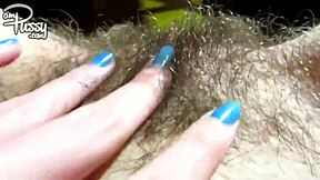 Tüylü yapışkan am büyük klitorisiyle solo ilgi görüyor