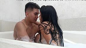 Seks romantiek overspelige vrouw met minnaar in jacuzzi gepassioneerd neuken