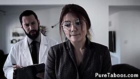 眼镜少女在医院场景中被医生粗暴破处