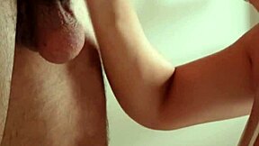 часть1 уборка дома в бикини меня возбудила. муж застукал после душа и дело накалилось!