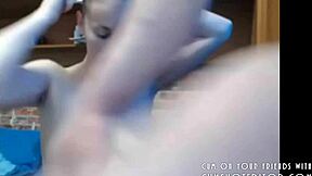 Послушная любительница ЖЕСТКО ДАВИТСЯ на жирном члене в домашнем клипе