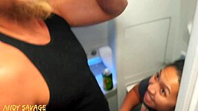 Hey Babe, willst du meine asiatische Freundin in diesem Flugzeug fingern?