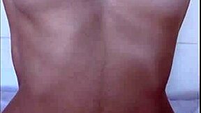 Καυτή ετεροθαλή αδελφή με μικρά 18+ στήθη τρυπιέται από τεράστιο πούτσο σε άγρια σκηνή