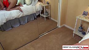 Skáču hladově na tlustý velký pták svého nevlastního táty