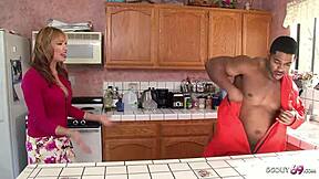 Femme nympho mature séduit grosse bite noire de prisonnier évadé pour interracial