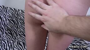 Osupljiva češka mladinka 18+ se zapelje v hipermarketu in dobi trdo nabijanje v divjem POV.