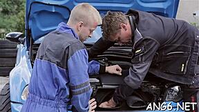 Уау, това чукане в поза куче е просто електризиращо