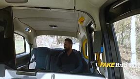 Hej, vill du se stora tuttar rödhårig chaufför motorboata en snygg passagerare i baksätet?