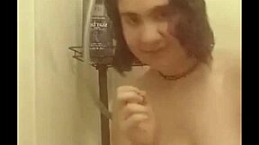 Dans la douche, je me prépare pour de la bite ce soir, tu me rejoins ou quoi ?