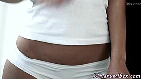 Drobná modelka říká: šukej mě na podlaze a vystříkej do pusy