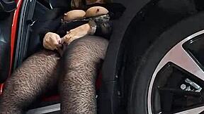 تيريزا، امصيني في موقف السيارات هذا! أملأ فمها بالقذف بينما تمر السيارات