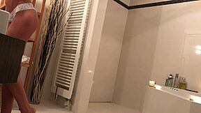 Дребна 18+ приятелка хваната на скрита камера по време на баня