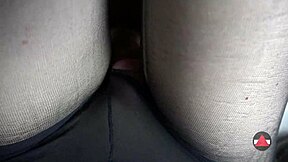 Ihre POV Schenkel-Fick in Strumpfhose endet mit Cumshot. Willst du diese Nylon-Beine spüren?