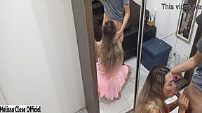 Hej, bara skojar med den här crossdressern som suger kuk för kul!