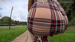 אקסהיביציוניסטית רוכבת על אופניים עם פלאג בתחת, השכן ראה אותי עירומה?