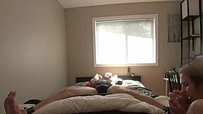 MILF дразнит связанные ноги и член бойфренда в интенсивной бондаж сцене