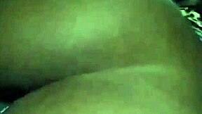 Bývalá přítelkyně sehnutá na parkovišti u kostela