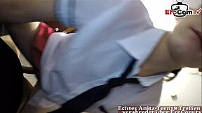 Duitse schoolmeid neemt het verlegen in strakke 18+ kutje