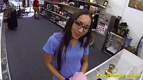 Истинска 18+ медицинска сестра крие гащи в пичката за пари