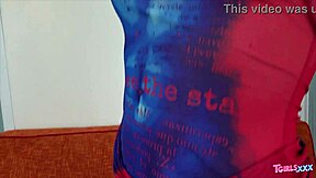 Tgirls XXX - Sočna plava 18+ minx prsti dupe i igra sa bradavicama solo