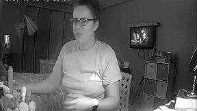 Толкова съм пристрастен към тази курвенска тийнейджърка 18+, която пропуска домашните, за да се докосва на скрита камера