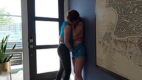 Защо лесбийското посрещане на завареницата е толкова интензивно?