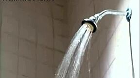 हाइजेनिक टीन नैचरल टिट्स और लॉन्ग हेयर के साथ सोलो बाथिंग