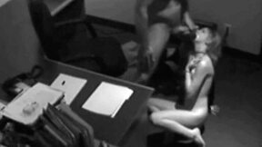 Blond amatérka chytená na skrytej kamere dáva blowjob s facial