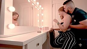 Ο γείτονας γλείφει το σφιχτό μου κουλάκι τόσο καλά