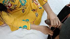 Indiase tante met grote kont gelikt in doggystyle