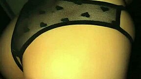 Gammel tykkmage fyr borer ung skjønnhet, kommer på puppene og perfekte rumpa