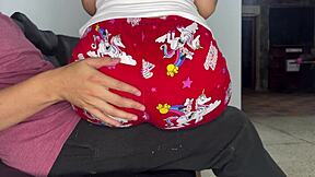 Tytärpuoli istuu isäpuolen syliin syödessään, ja minä vain katson.