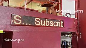 Egy bárban a szexéhes shemale úrnő keményen basz egy látogatót a seggébe a szörnyeteg farkával.