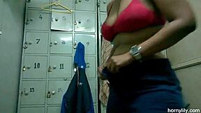 Големи цици тамилска индийска прислужница Лили пръсти путка в банята