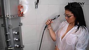 Aku suruh pacar rekam colmekku di kamar mandi 😏