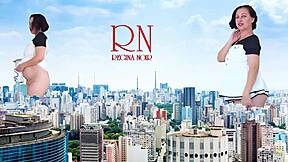 Dama gigante sin bragas camina por la ciudad