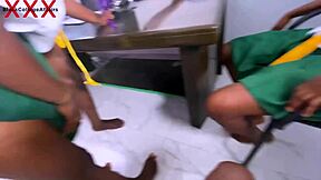 Kaksi pahaa kiihottunutta tyttöä käyvät opettajan luona jatkamaan seksiä, opettaja kutsuu kaverinsa mukaan