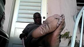 Αρκούδα μαύρος αφέντης απαιτεί σκλάβο για τα μεγάλα του πόδια