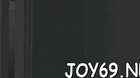 Poglej to osupljivo mladko 18+ lepoto, ki prstkuje svojo mokro pičko z dildom