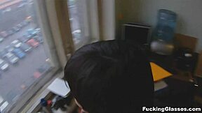 Chica con gafas se pajea recibe mamada y corrida en coño rapado