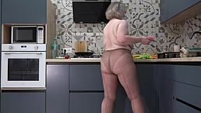 Was gibt's zum Frühstück? Mich oder Eier? Kurvige Ehefrau in Nylon-Strumpfhose neckt in Küche mit großem prallen Arsch hinter den Kulissen