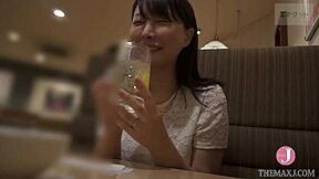 इज़ाकाया में दो लड़कियों से मिलकर वाइल्ड थ्रीसम, उसकी स्मूथ चूत को लेग्स स्प्रेड करके चेक किया