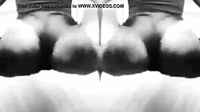 בנות עם תחת גדול מקפצות ולופתות תחת