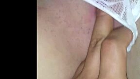 मैं अपनी साली को उसके कमरे में पाता हूं, उसे जोर से चोदता हूं, और उसके मुँह में जलीद करता हूं जब वह और माँगती है