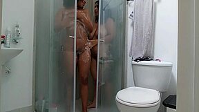 Ung colombiansk jente 18+ med store pupper knullet av nabo i dusj voyeur-stil i Medellín.